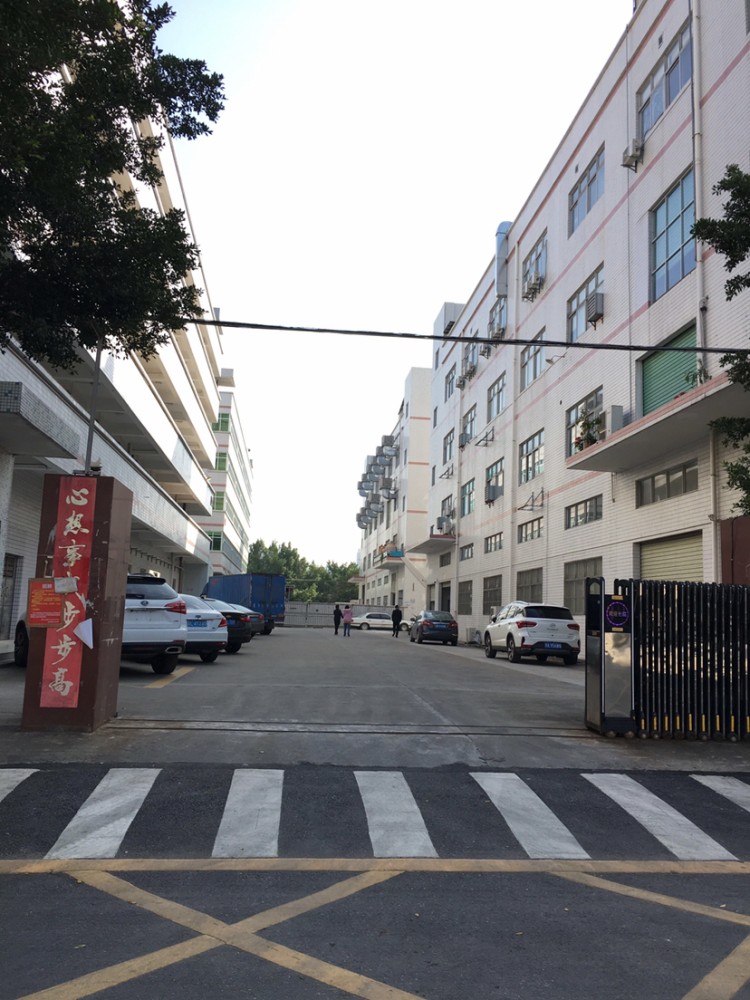 坑梓新出樓上600平米精裝修廠房出租，免轉(zhuǎn)讓費(fèi)