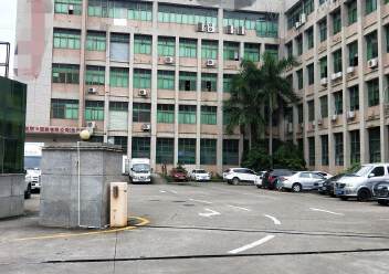 龍崗龍平西路，靠近中心城三樓1350平米，現(xiàn)成裝修辦公室車間
